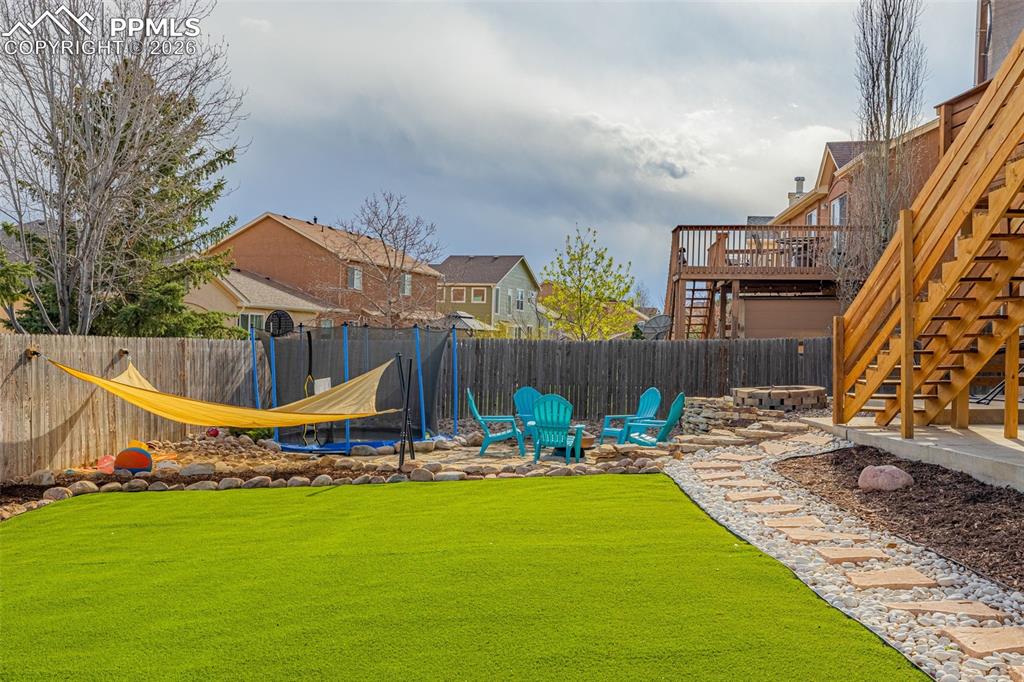 Image 35 of 44: Yard