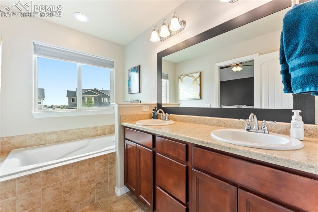 Image 20 of 46: Bathroom