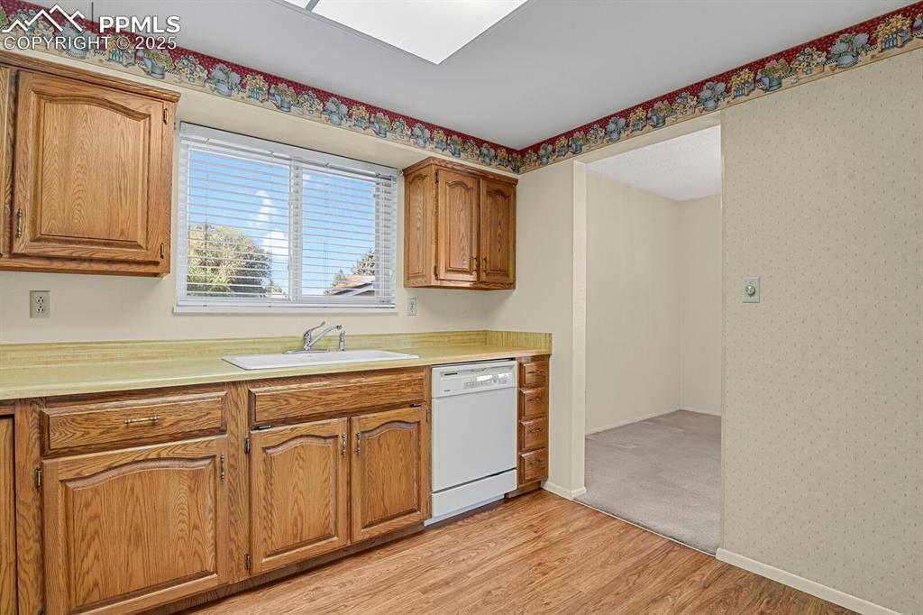 Image 10 of 25: Kitchen