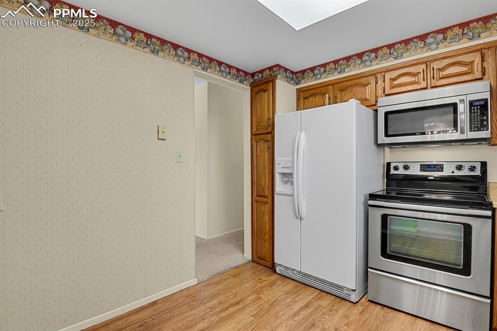 Image 11 of 25: Kitchen