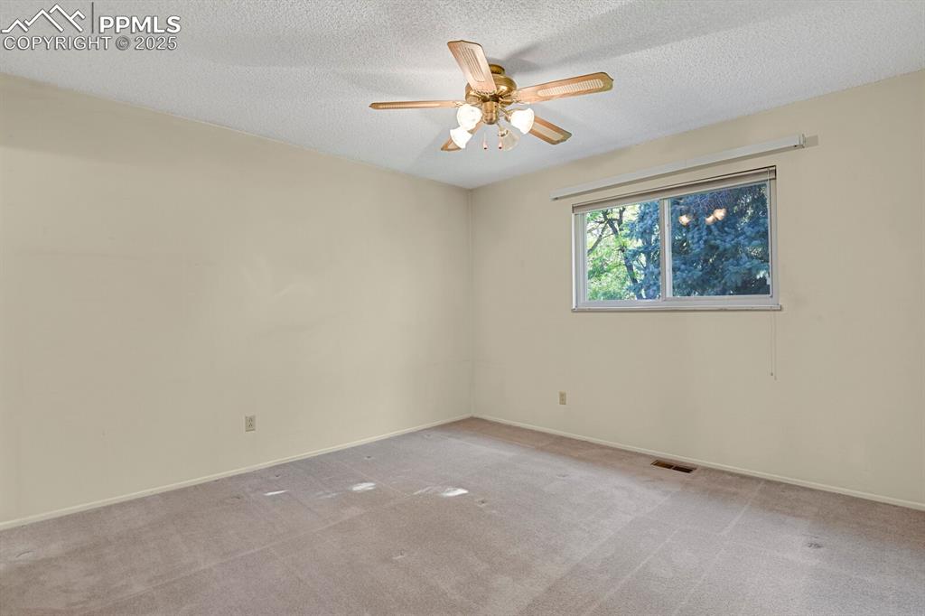 Image 13 of 25: Bedroom