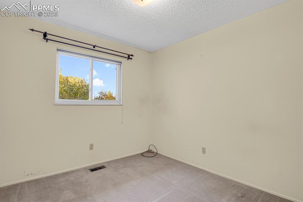 Image 15 of 25: Bedroom