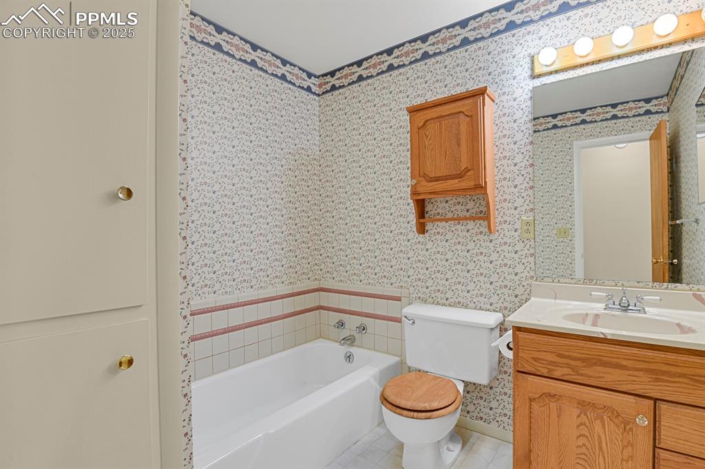 Image 16 of 25: Bathroom