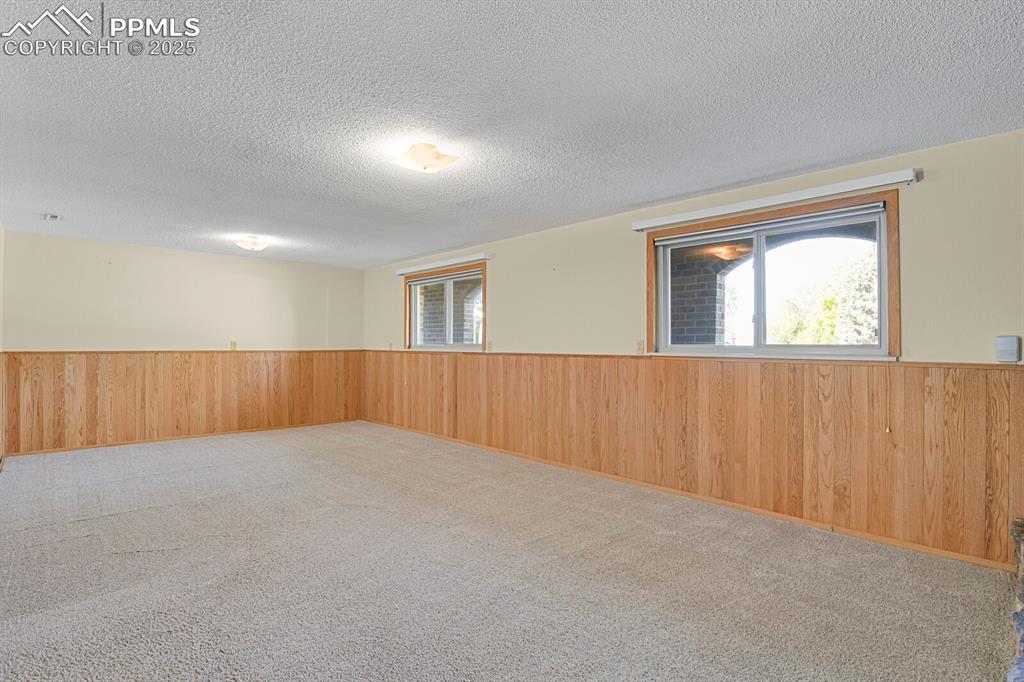 Image 17 of 25: Family Room