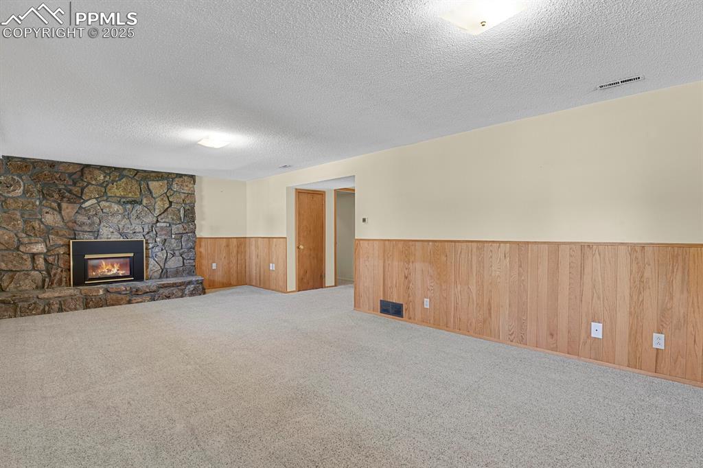 Image 18 of 25: Family Room