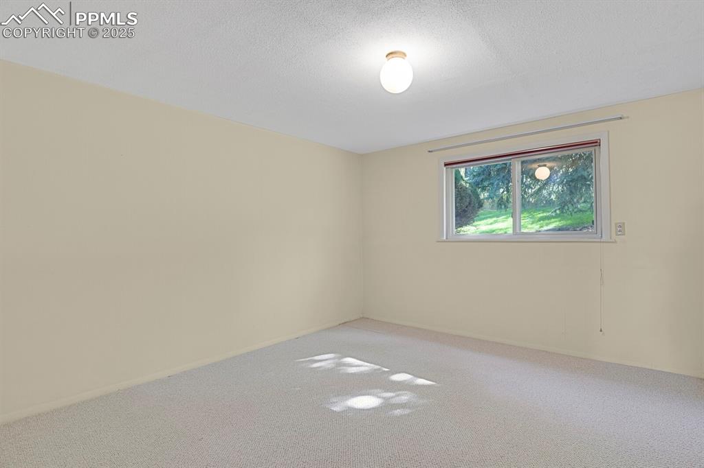 Image 19 of 25: Bedroom