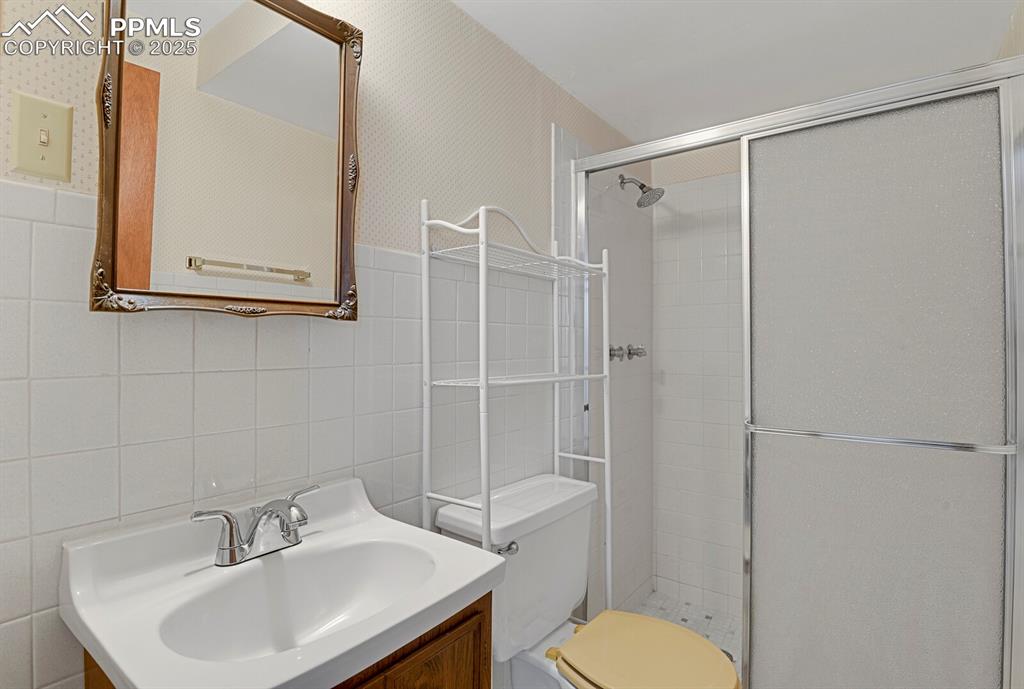 Image 20 of 25: Lower level bathroom