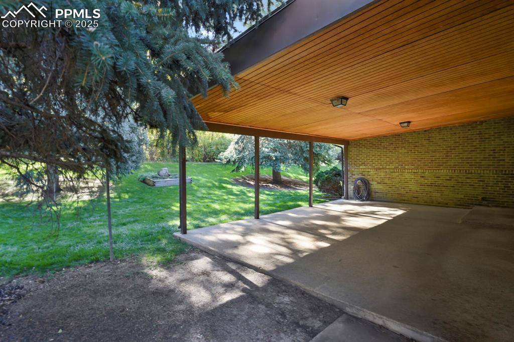 Image 23 of 25: Patio