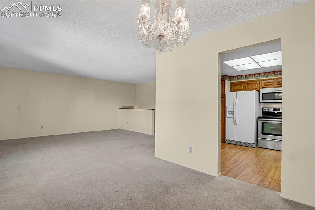 Image 8 of 25: Dining Area