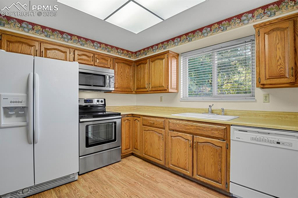 Image 9 of 25: Kitchen