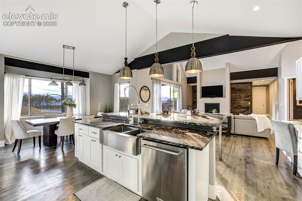 Image 12 of 50: Kitchen