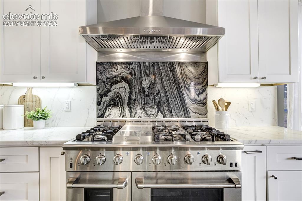 Image 14 of 50: Kitchen
