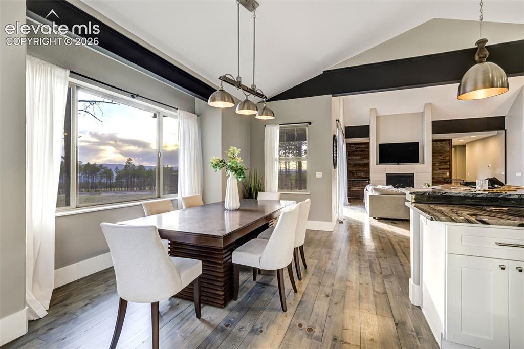 Image 16 of 50: Dining Area
