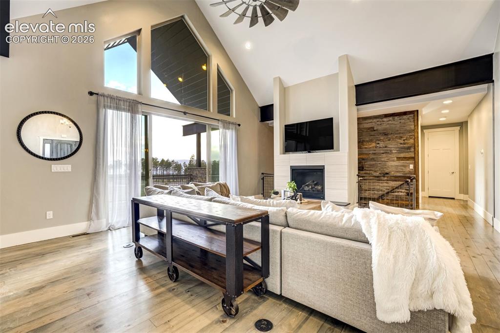 Image 8 of 50: Living Room