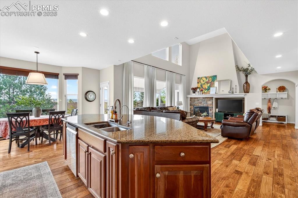 Image 10 of 50: Kitchen