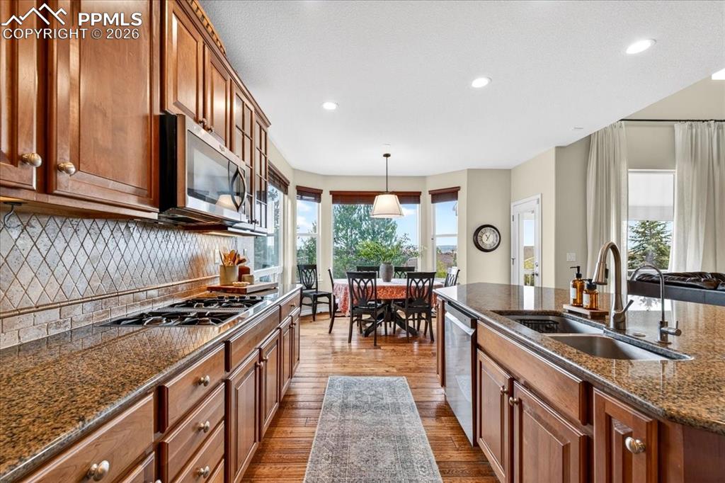 Image 11 of 50: Kitchen
