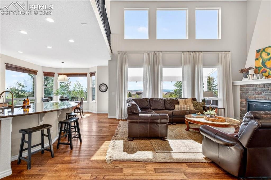 Image 8 of 50: Living Room