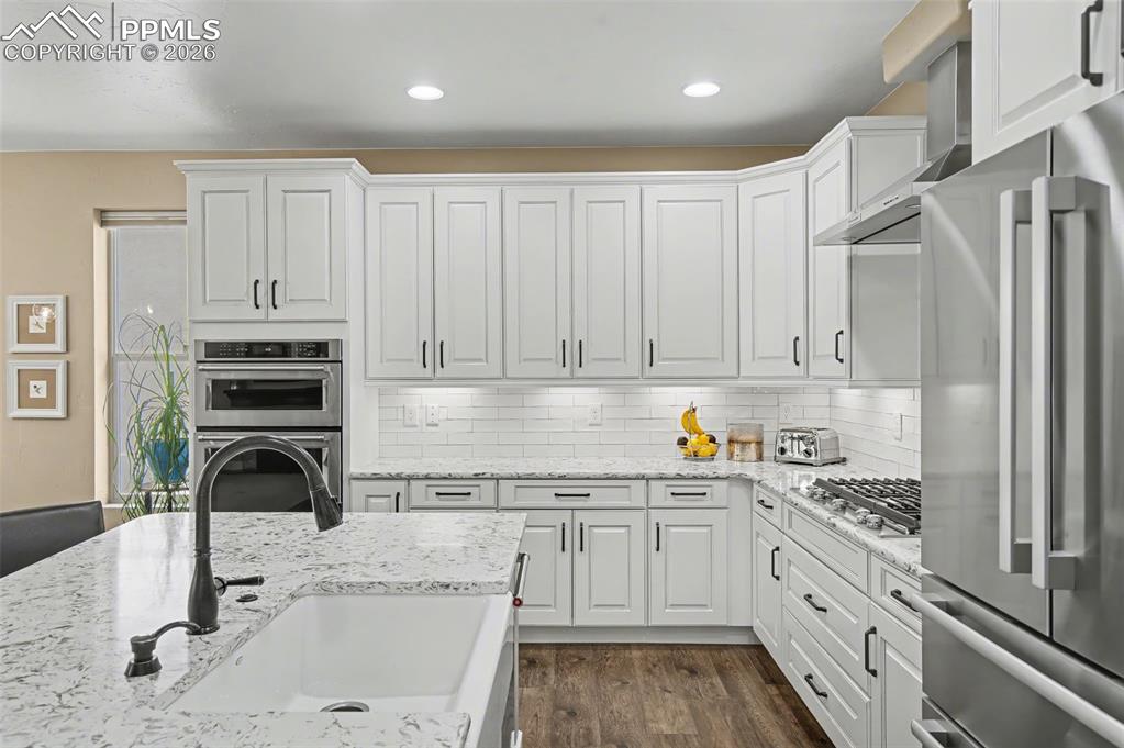Image 15 of 44: Kitchen