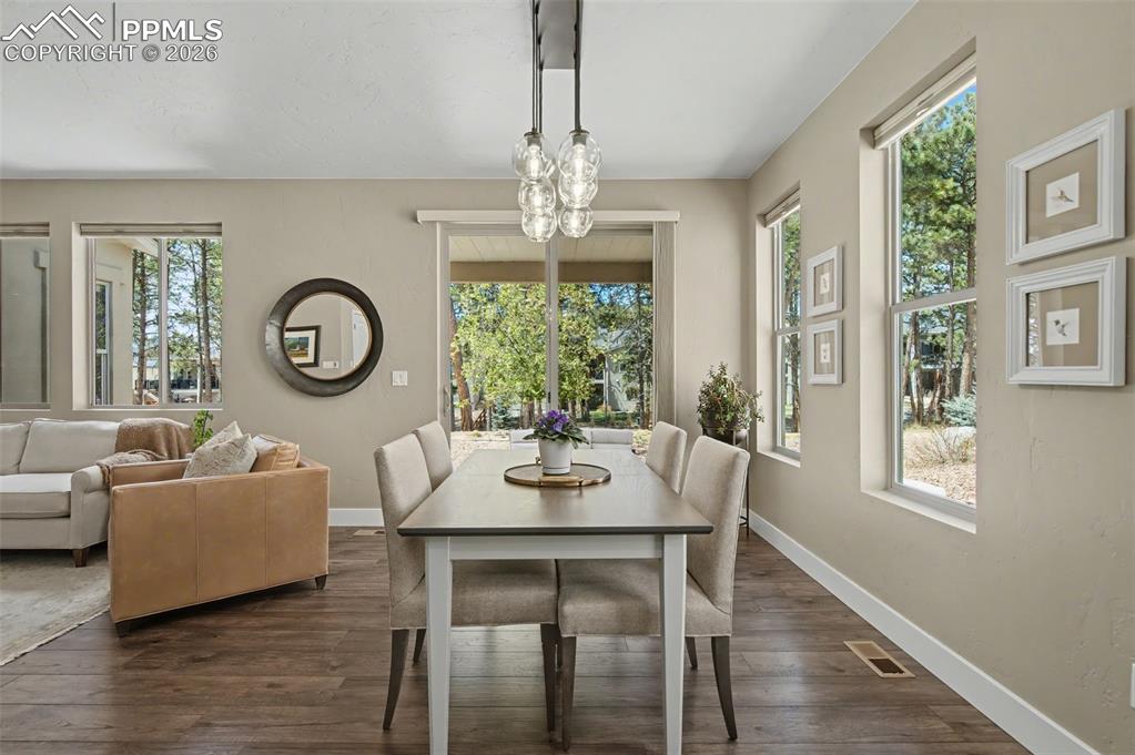Image 21 of 44: Dining Area