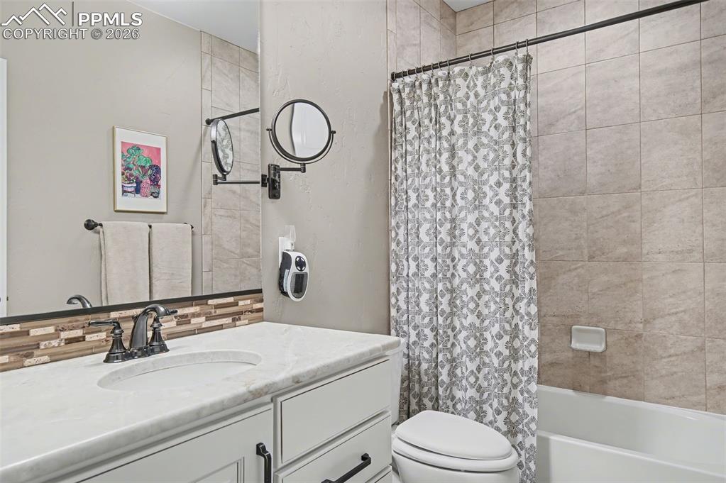 Image 40 of 44: Bathroom