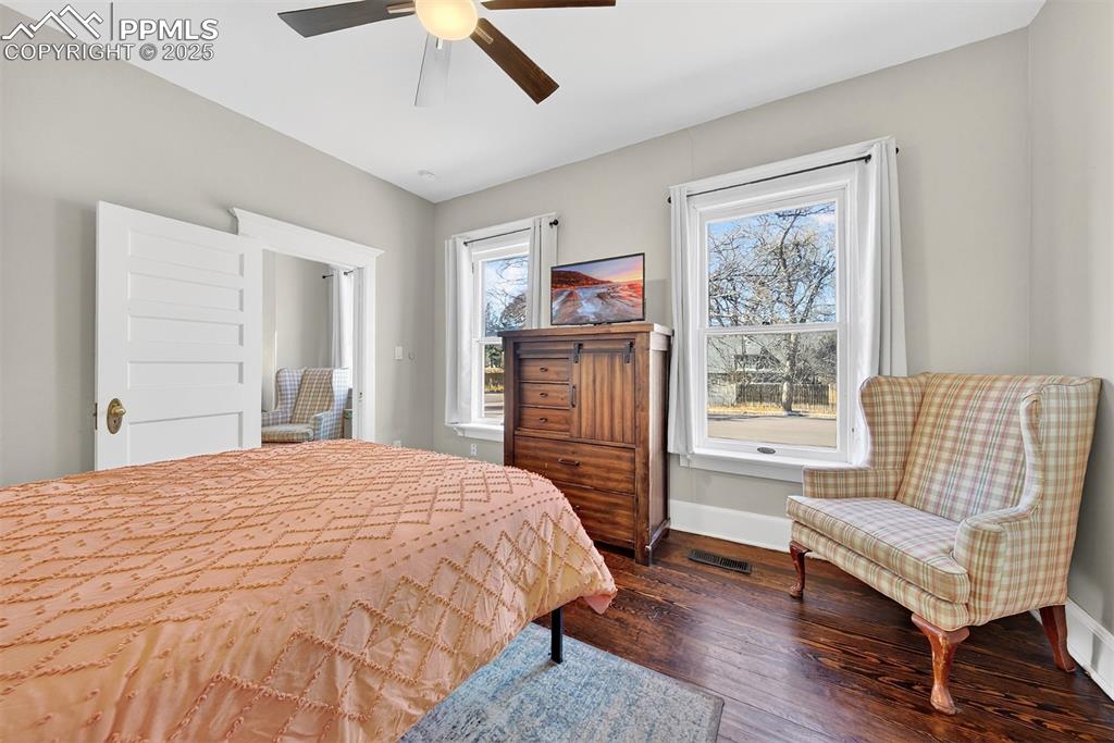 Image 12 of 26: Bedroom