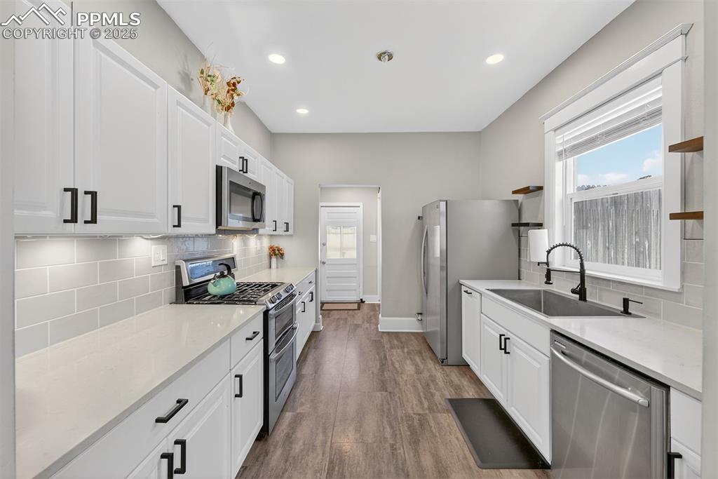 Image 16 of 26: Kitchen