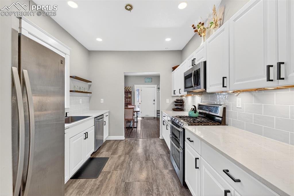 Image 20 of 26: Kitchen