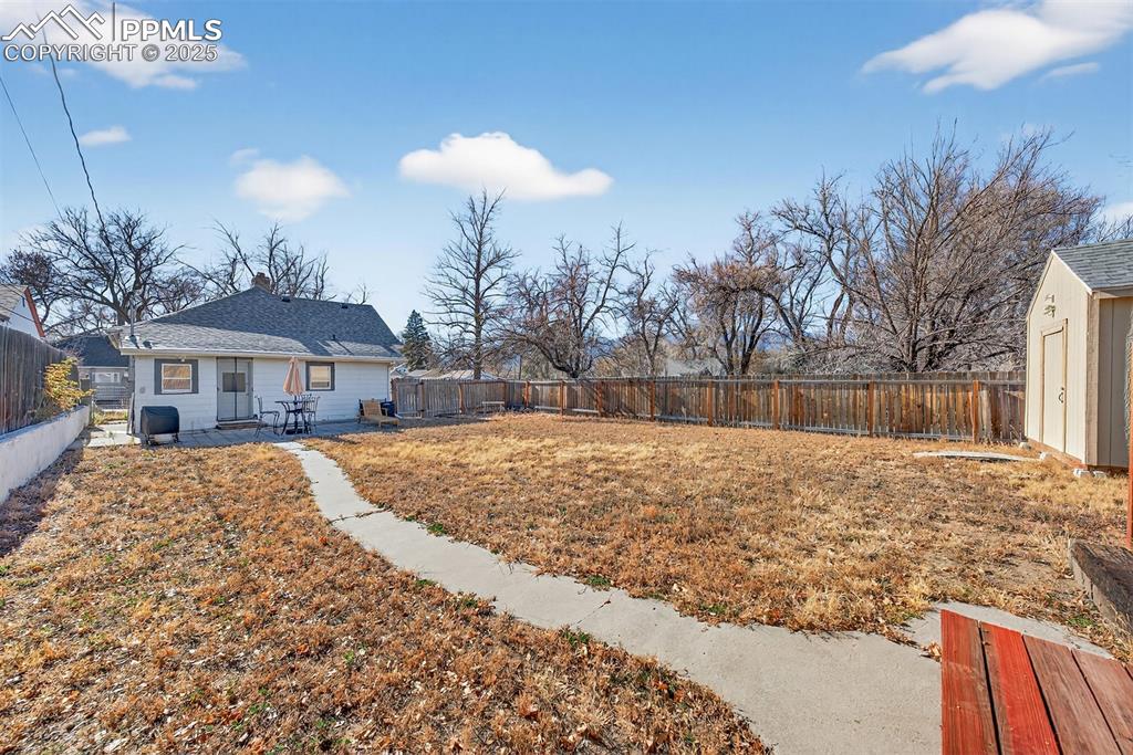 Image 25 of 26: Yard