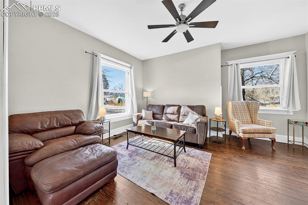 Image 7 of 26: Living Room