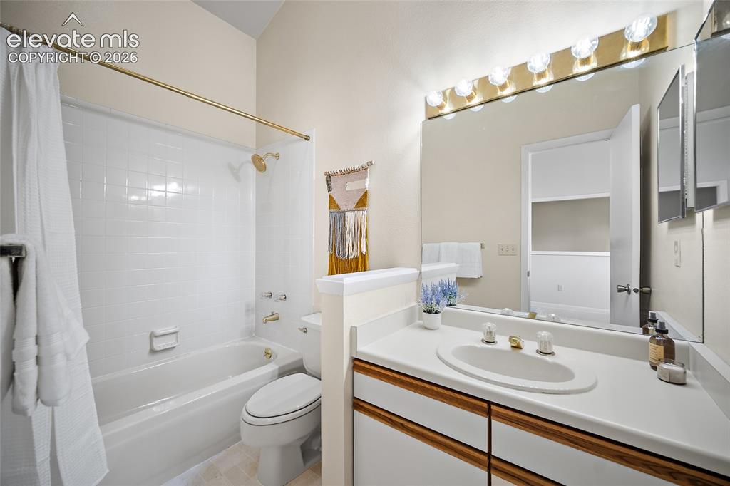 Image 29 of 42: Beautifully lip upstairs bathroom off of loft bedroom