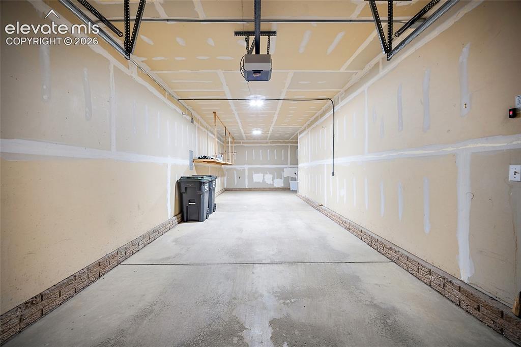 Image 32 of 42: Wonderfully bright and clean tandem garage