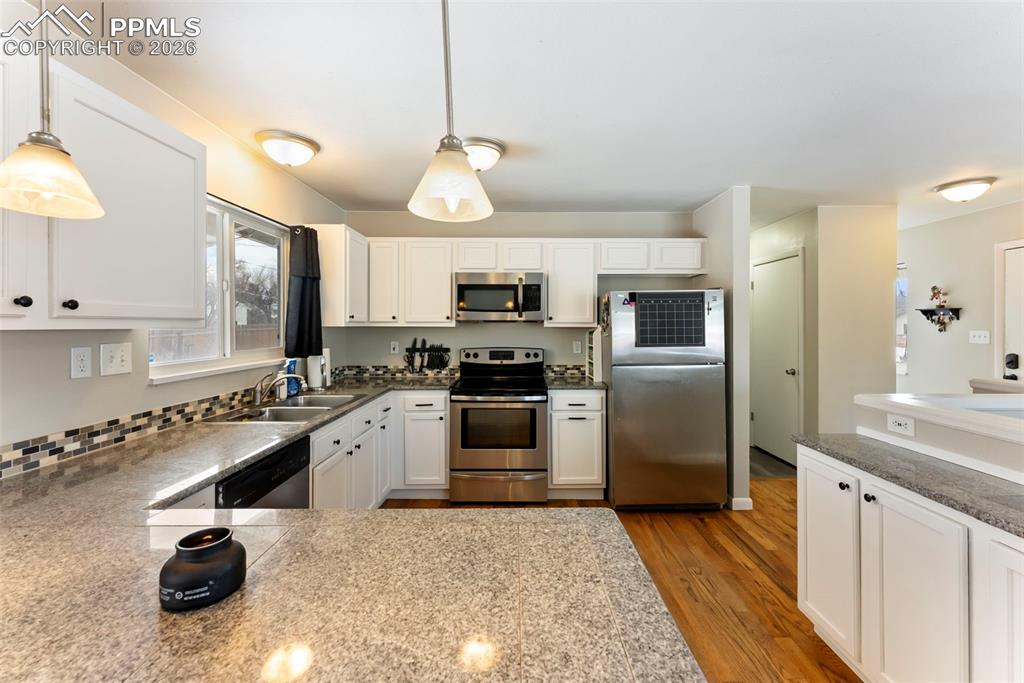 Image 10 of 27: Kitchen