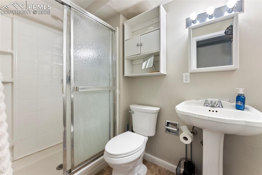 Image 19 of 27: Bathroom