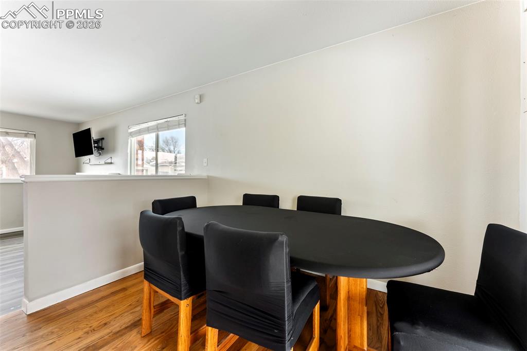 Image 7 of 27: Dining Area