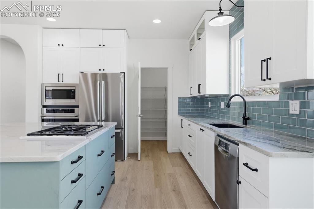 Image 13 of 50: Kitchen