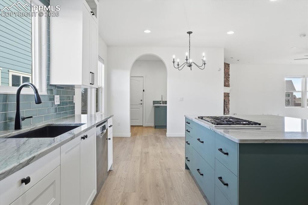 Image 14 of 50: Kitchen