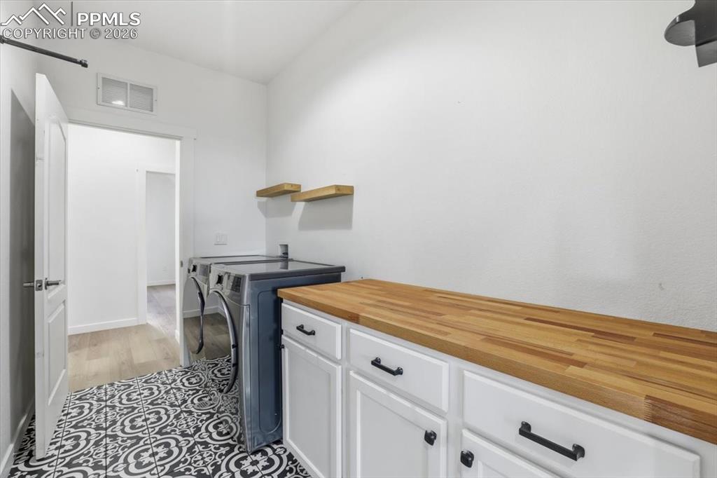 Image 20 of 50: Laundry