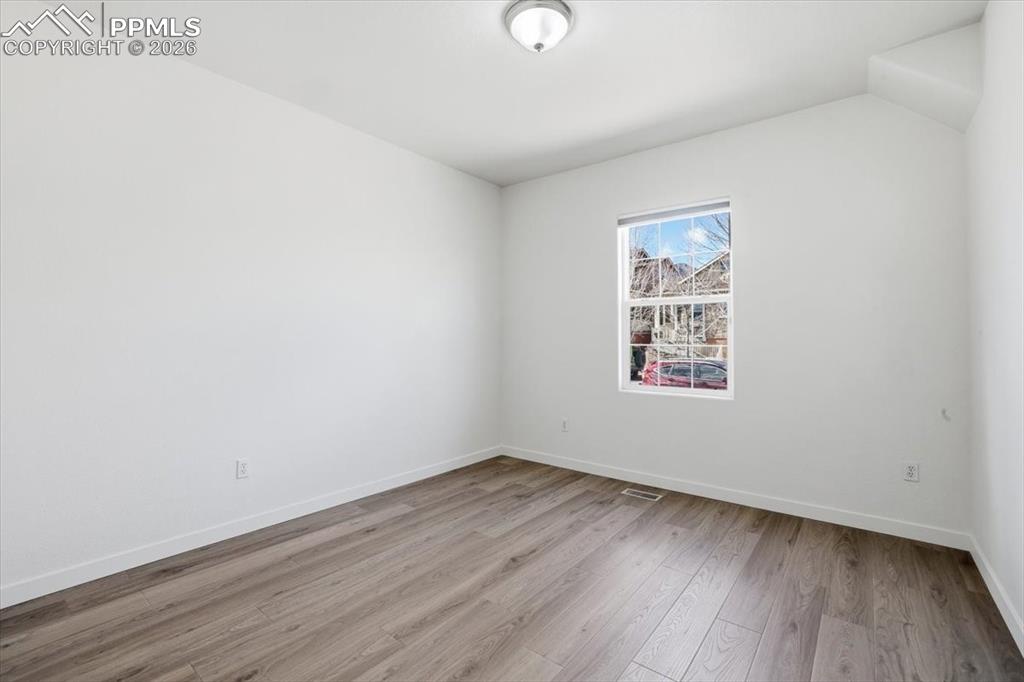 Image 30 of 50: Bedroom