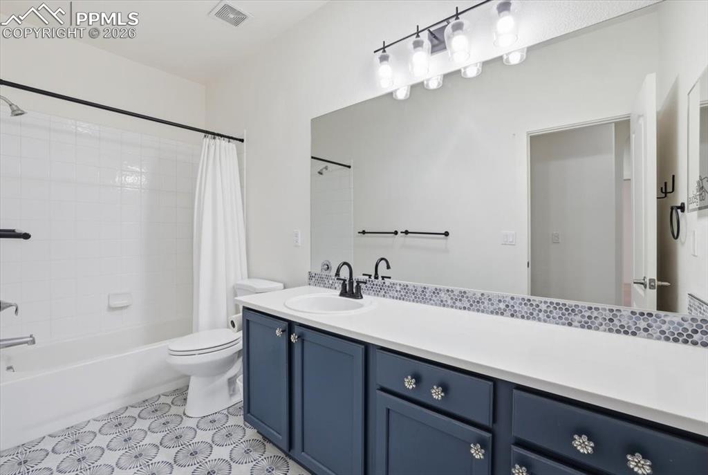 Image 32 of 50: Bathroom