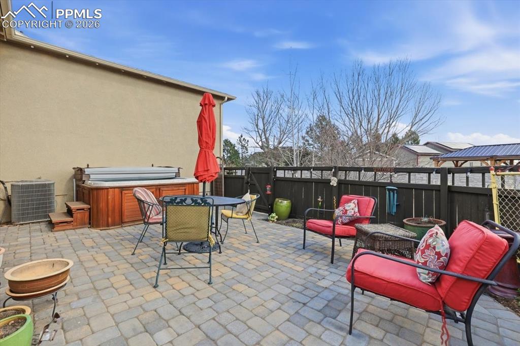 Image 44 of 50: Yard