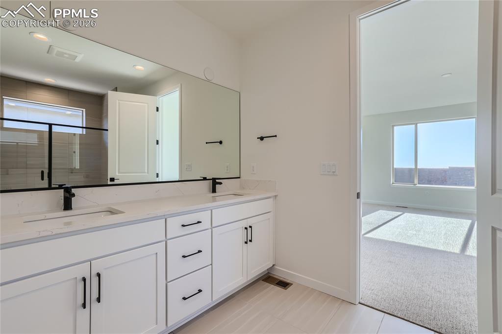 Image 16 of 44: Bathroom