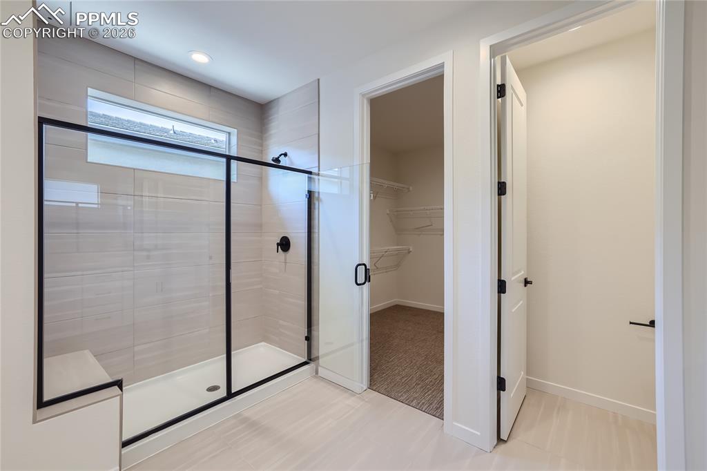 Image 17 of 44: Bathroom