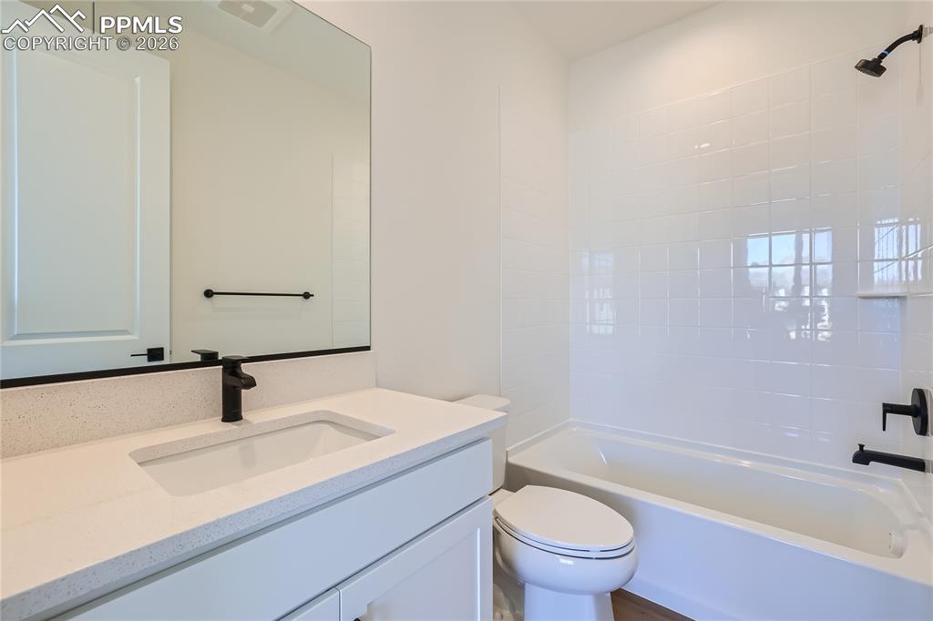 Image 20 of 44: Bathroom