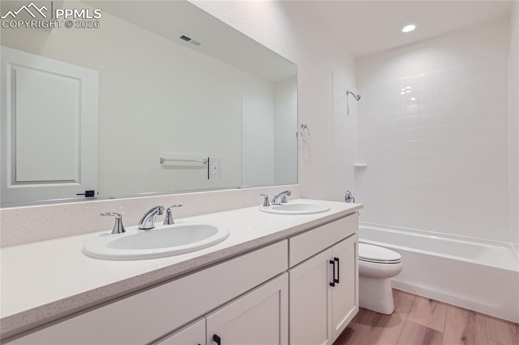 Image 26 of 44: Bathroom