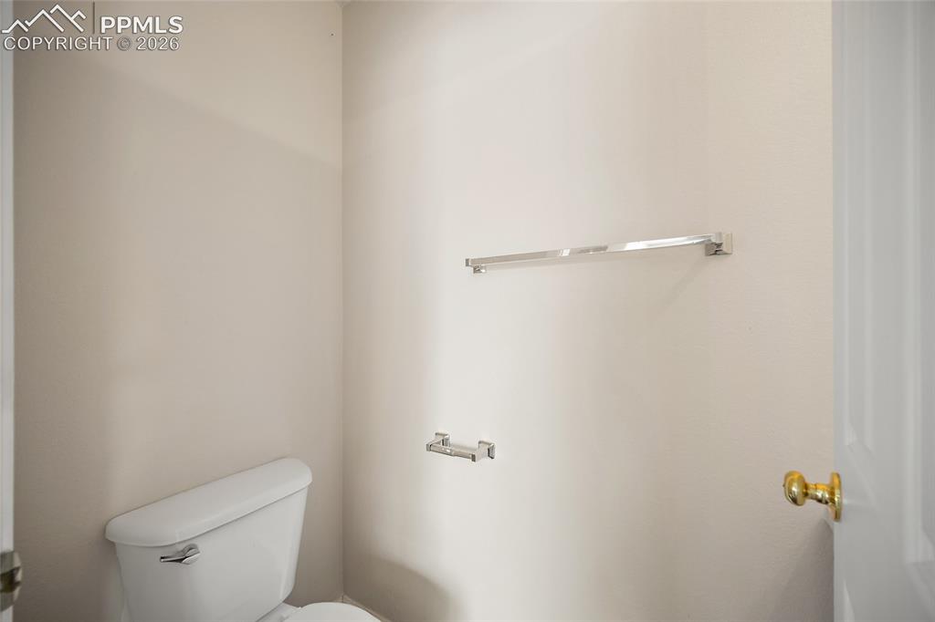 Image 13 of 36: Main Floor 1/2 Bath