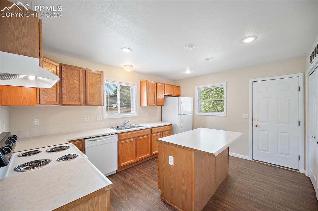 Image 14 of 36: Kitchen