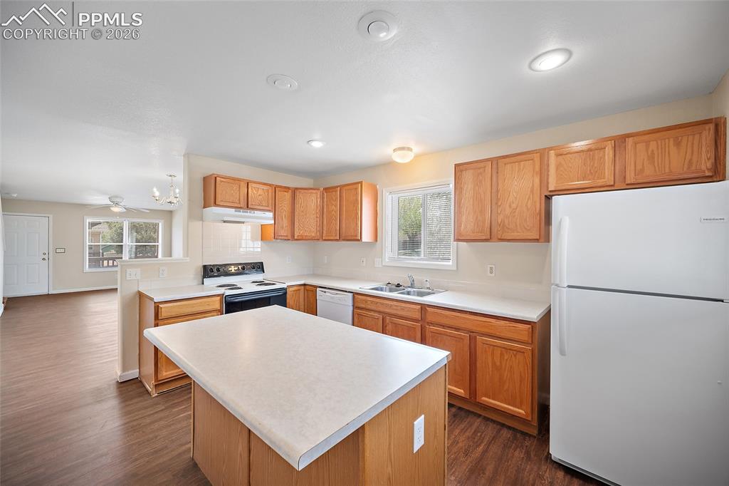 Image 15 of 36: Kitchen