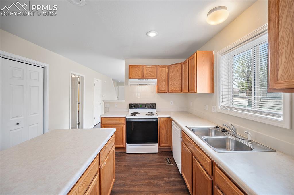 Image 16 of 36: Kitchen