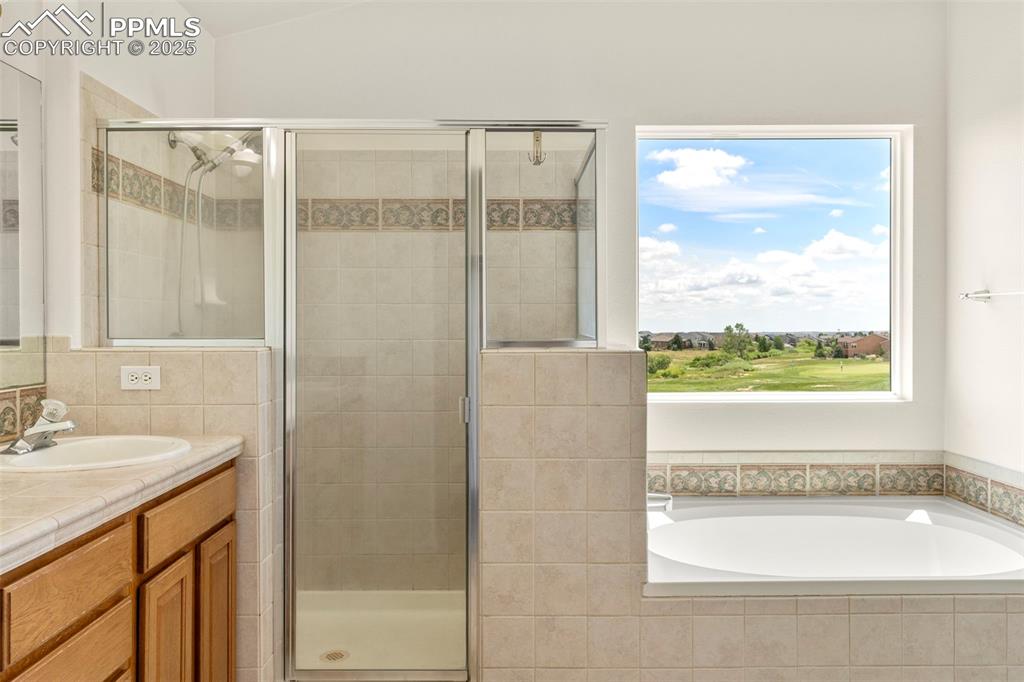 Image 19 of 46: Bathroom