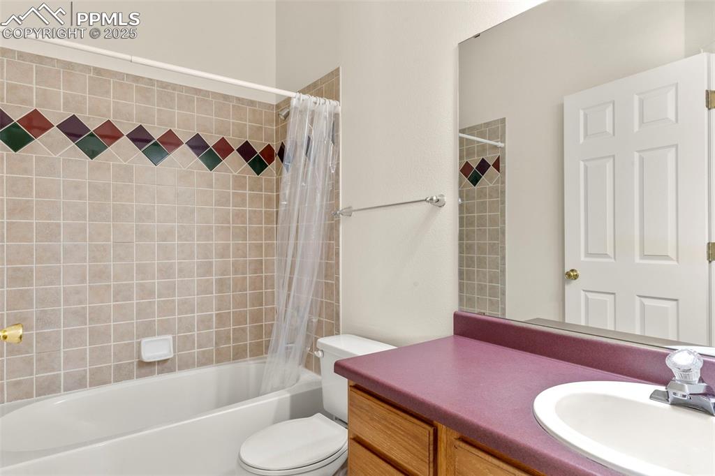 Image 21 of 46: Bathroom